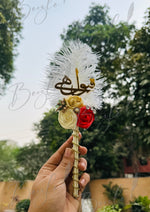 Load image into Gallery viewer, The Qubool Hai Nikah Pen With Attractive Golden Lace and Two Off White &amp; One Red Flowers | PEN-67
